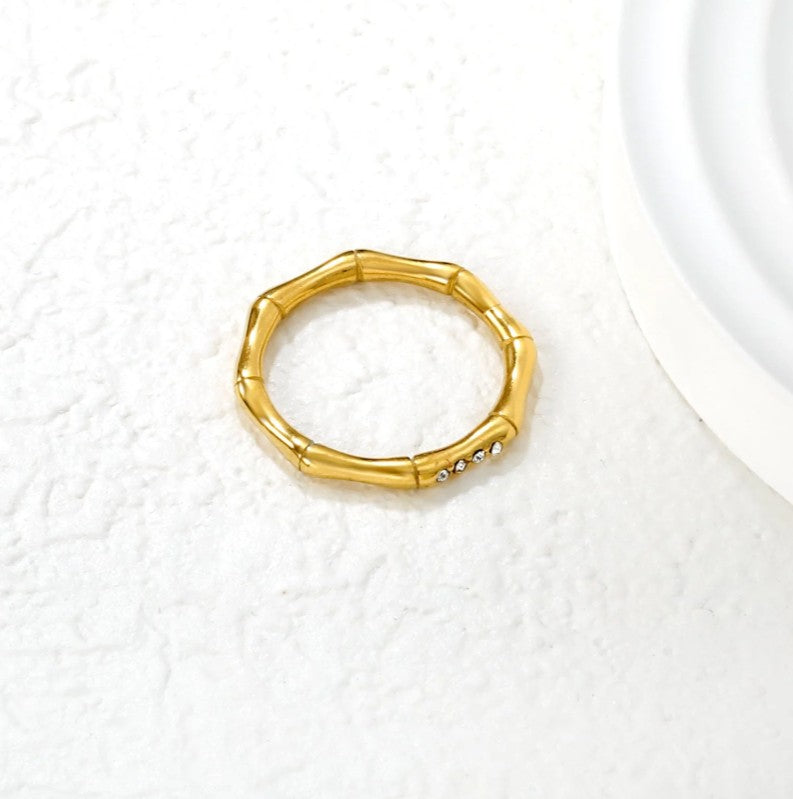 Bamboo-shaped setting with white/lotus Ring | 18K Gold | Size #7