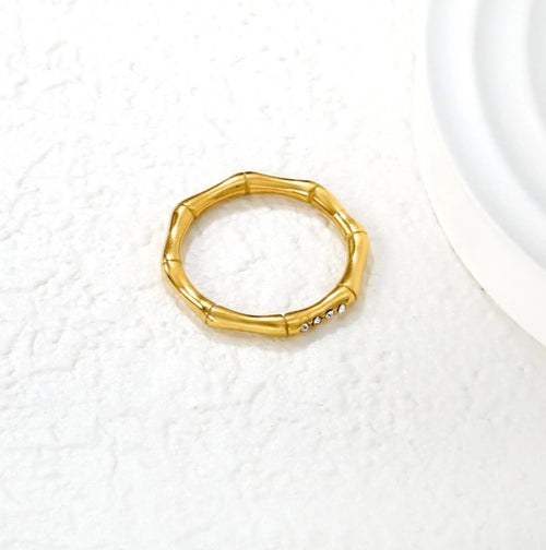 Bamboo-shaped setting with white/lotus Ring | 18K Gold | Size #8