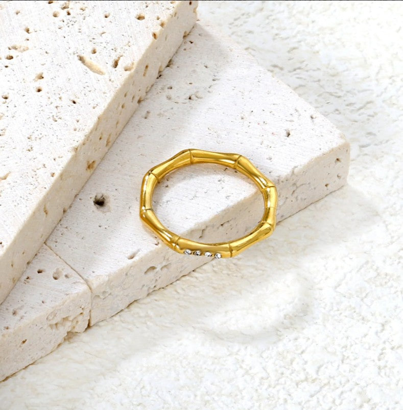 Bamboo-shaped setting with white/lotus Ring | 18K Gold | Size #8