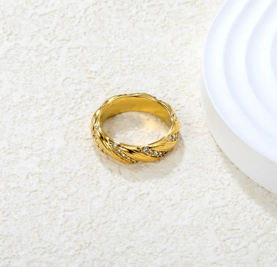 Twisted Design Diamond Ring | 18K Gold | Size #6