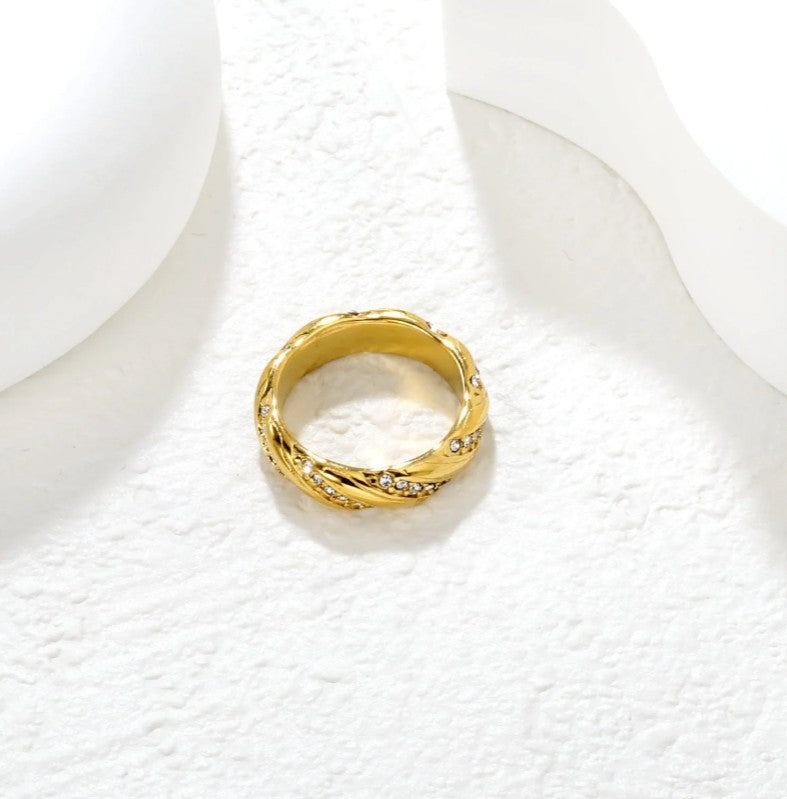 Twisted Design Diamond Ring | 18K Gold | Size #7